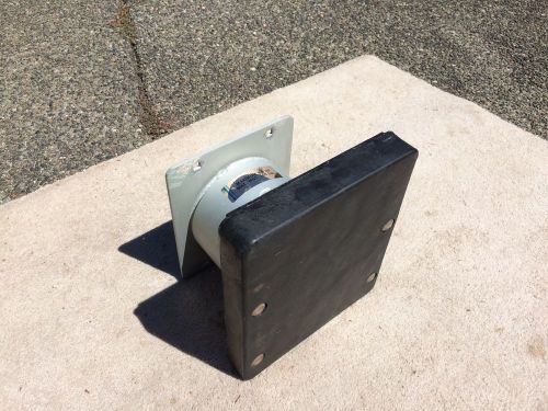 Swiveling outboard motor mounting bracket - for rotating a motor on a dinghy