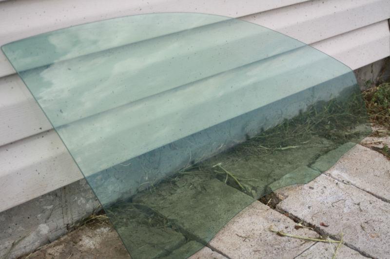 2004 pontiac vibe right front door glass just the glass