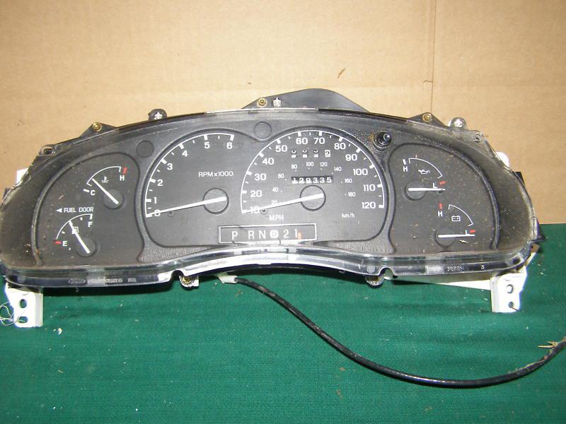 2000 2001 ford explorer  2000 2001 mercury mountaineer speedometer cluster 130k