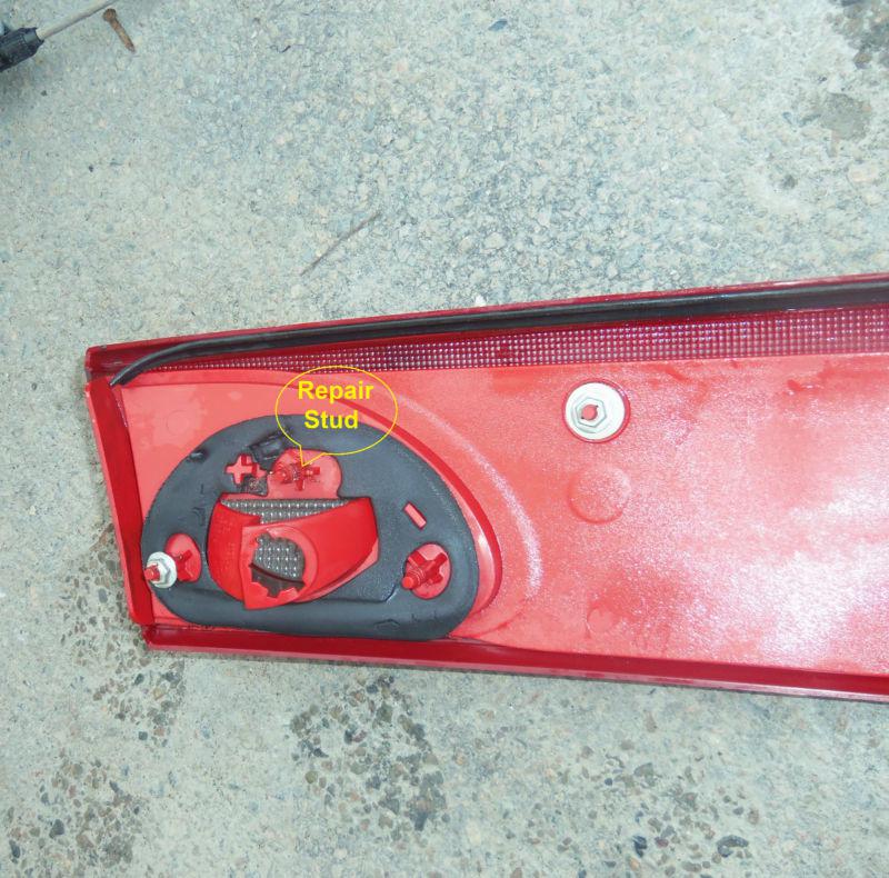 2003 Chevy CAVALIER Taillight Lid Center Tail Light Trunk Rear Back, US $59.99, image 3