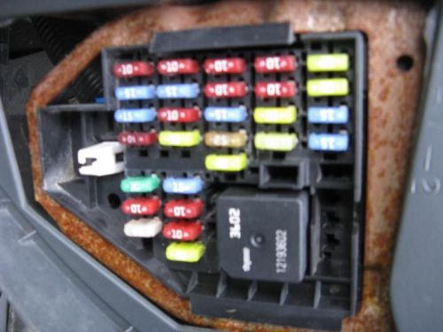 03 cavalier * dash fuse box with fuses * 19762