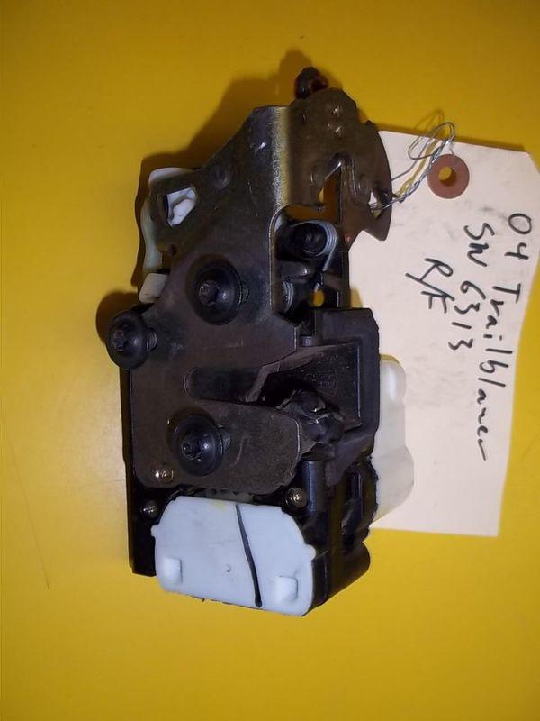 04-09 chevy trailblazer right passenger side front power door latch 16872414
