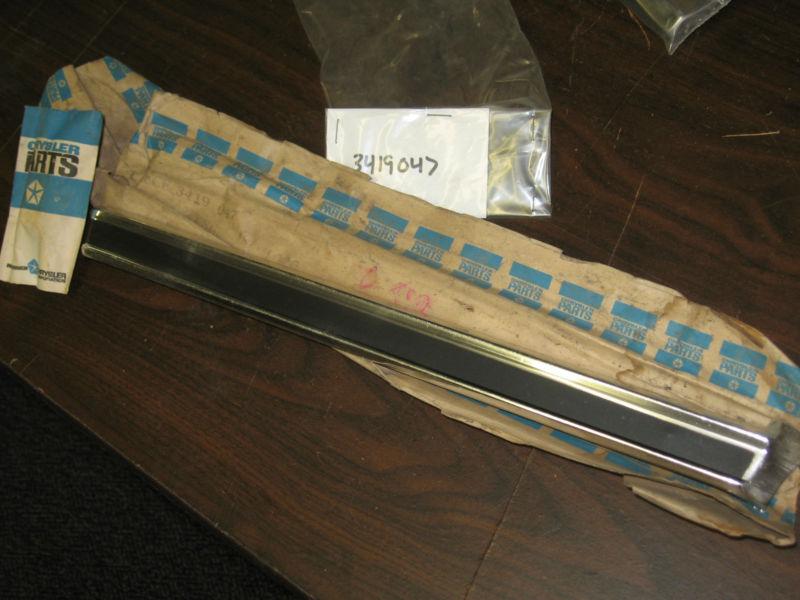 Nos mopar 1969 dodge coronet sedan & hardtop left fender side front molding