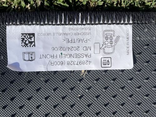 OEM GM 2019-2023 Cadillac XT4 Jet Black Front & Rear Floor Mat Set 84576326, US $50.00, image 2