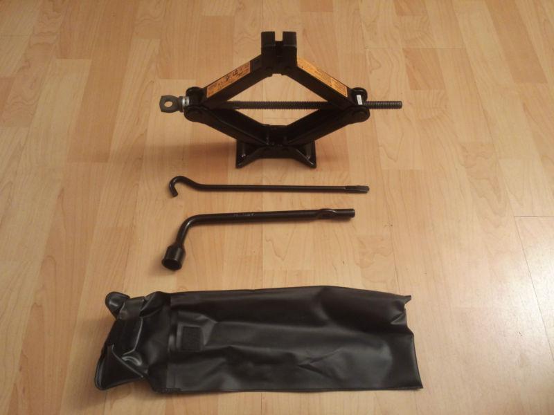 Purchase NISSAN INFINITI ORIGINAL TIRE CAR JACK LIFT WITH LUG WRENCH 99550 ZN90A P8 in Glendale