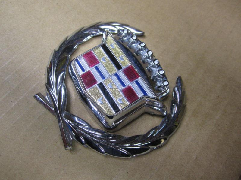 Cadillac fleetwood brougham 93-96 1993-1996 trunk lid emblem & wreath
