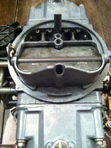 Holley 750 with adjustable vacuum secondary comes with fuel rail with pressure g