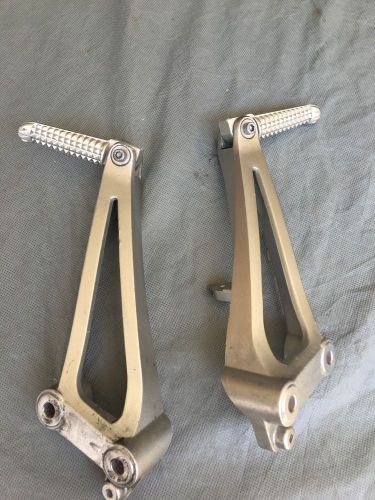 09-14 yamaha r1 passenger pegs with assembly