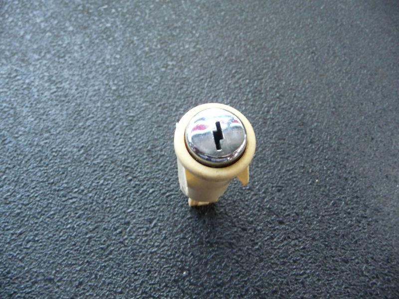 Sell LINCOLN MARK 8 Continental Town car TRUNK RELEASE BUTTON in Lombard, Illinois, US, for US