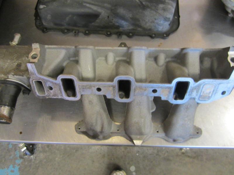 Sell VN032 LOWER INTAKE MANIFOLD PLENUM 2006 CHRYSLER TOWN & COUNTRY 3.
