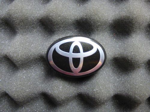 Toyota prius late model factory driver/steering wheel airbag emblem/badge oem
