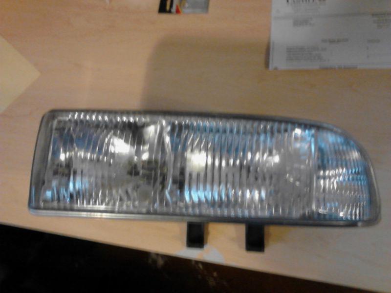 Purchase 2000 S10 DRIVERSIDE HEADLIGHT WITH BULBS in Dansville, New