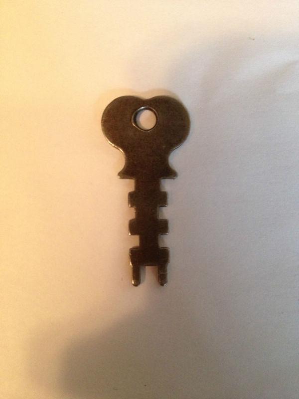 VINTAGE CLUM MFG INGITION KEY 2624 FORD OLDSMOBILE CHEVROLET MODEL A T MILWAUKEE, US $24.99, image 2