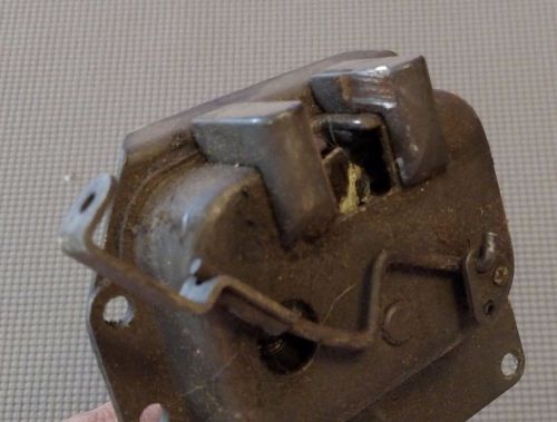 Muc1030 slam type right hand door latch land rover defender