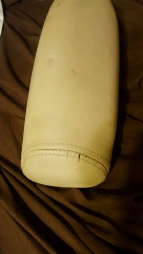 03-10 vw  new beetle convertible  rear seat headrest / head rest biege tan