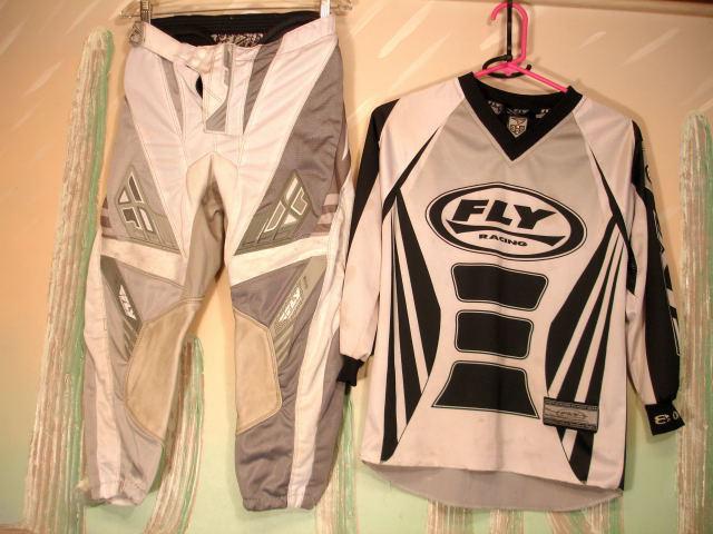 Fly pants sz 26 jersey sz yl  gloves sz 8 thor shin knee protectors youth large 