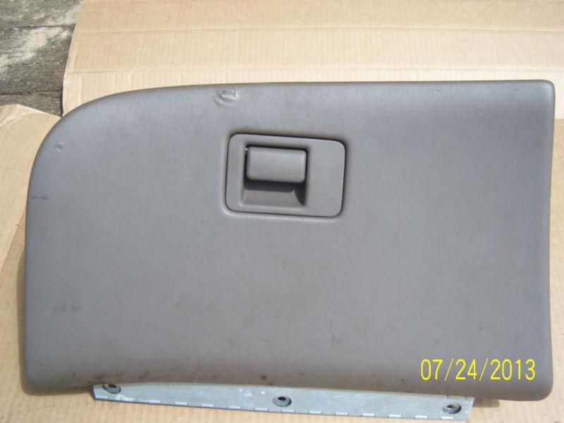 Find 1996 Ford Taurus glove box in Osseo, Wisconsin, US, for US 9.99