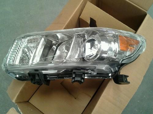 08-11 scion xb headlight, brand new in box!! must see!