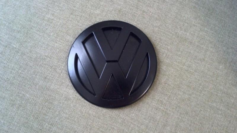 06-09 vw jetta mk5 rear trunk emblem - satin black oem