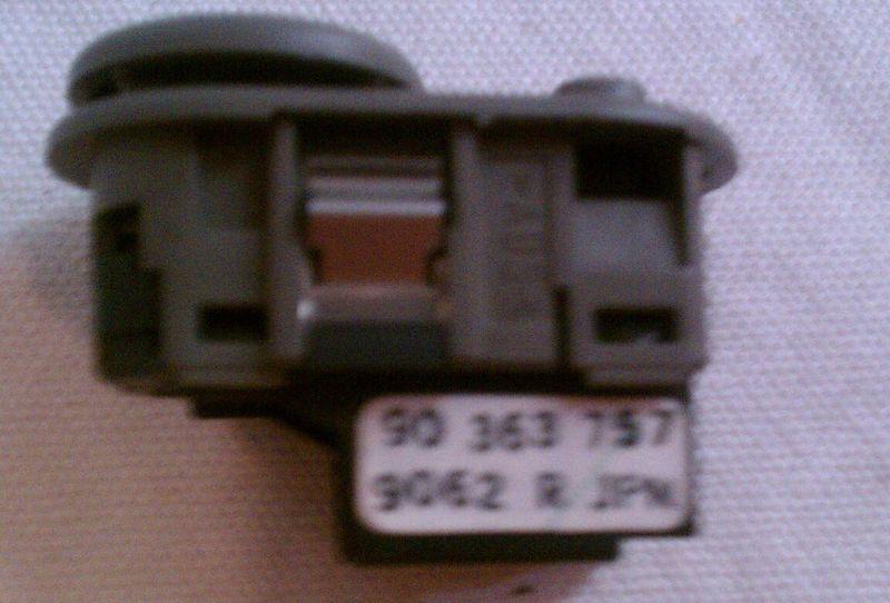 Sell GM SATURN CHEVROLET POWER MIRROR SWITCH 90363757 in Los Angeles