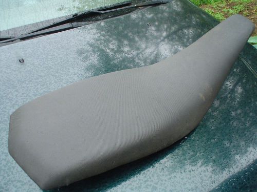 Yamaha raptor 660 seat complete with after market gripper cover atv 660r 01-05
