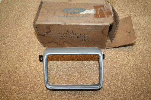 75 76 77 78 nos mustang ii parking lamp door bezel argent