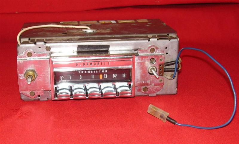 1964-67 oldsmobile am transistor radio, 12v with chrome push buttons
