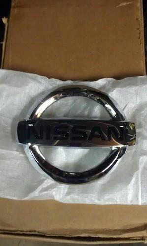 2011-2013 nissan rogue front grille emblem