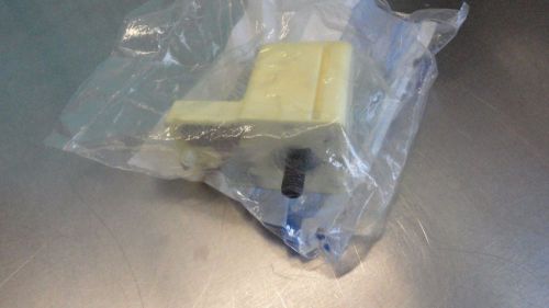 Dealership nos general motors gm 15835666 front lower frame bumper oem