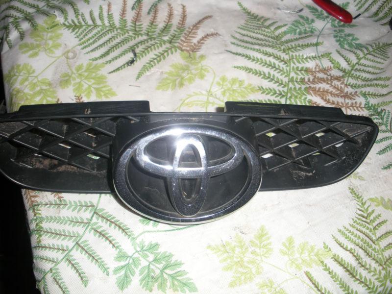 00 01 02 toyota celica  bumper grille complete with emblem