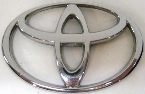 98-00 toyota sienna chrome front grille emblem badge logo