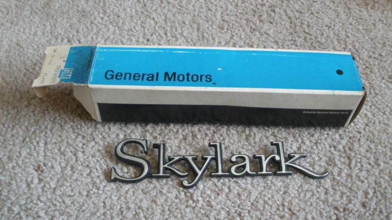 Nos new in box buick skylark quarter emblem 9823099