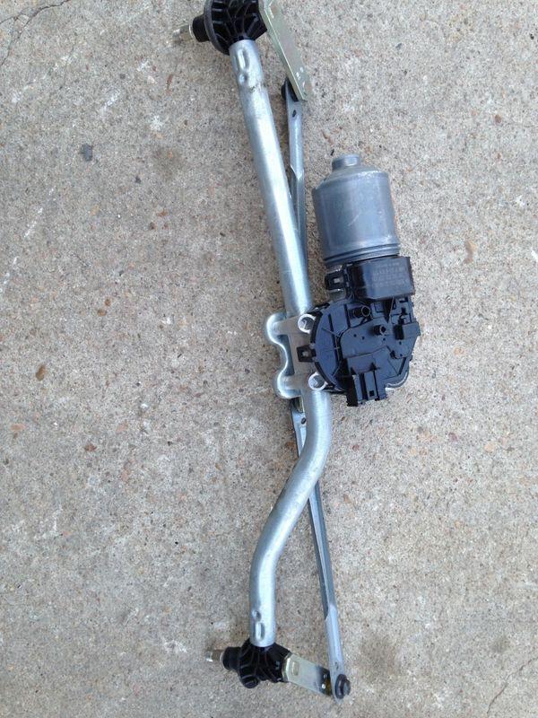 Sell BMW E46 Windshield wiper transmission linkage w/ motor 6914577 in