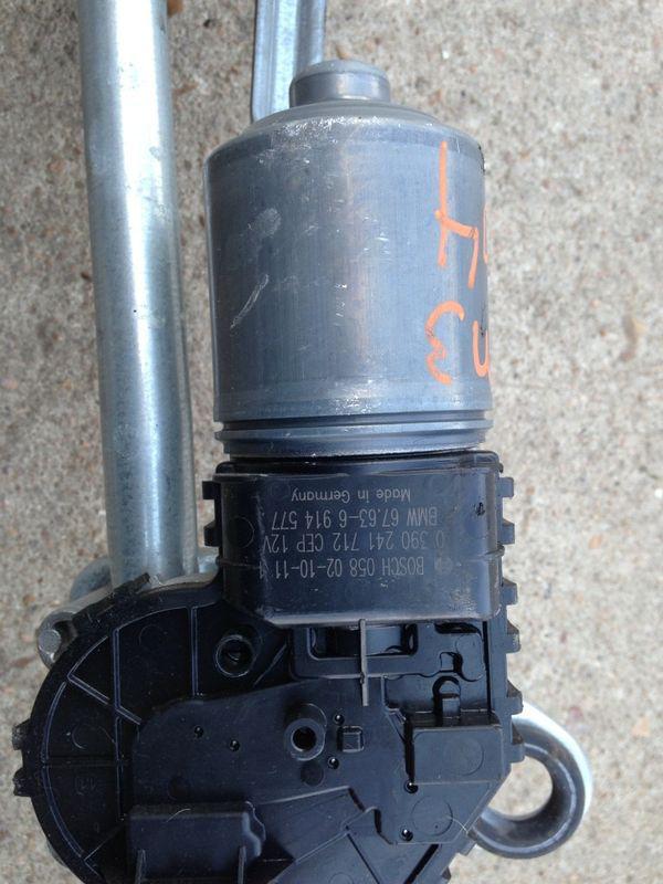 Sell BMW E46 Windshield wiper transmission linkage w/ motor 6914577 in