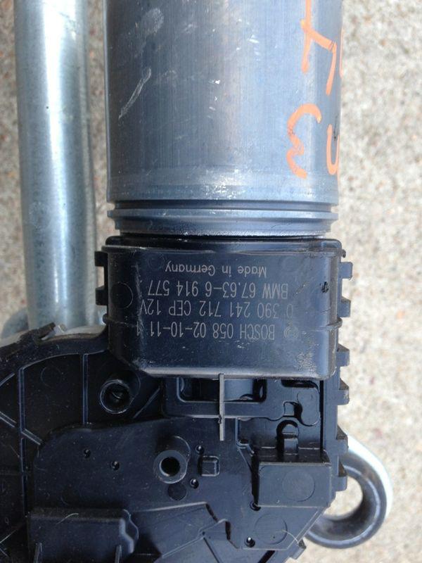 Sell BMW E46 Windshield wiper transmission linkage w/ motor 6914577 in