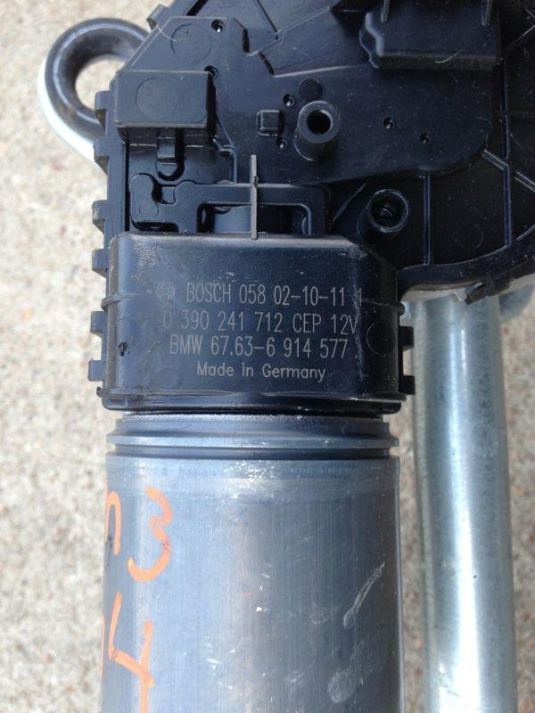 Sell BMW E46 Windshield wiper transmission linkage w/ motor 6914577 in