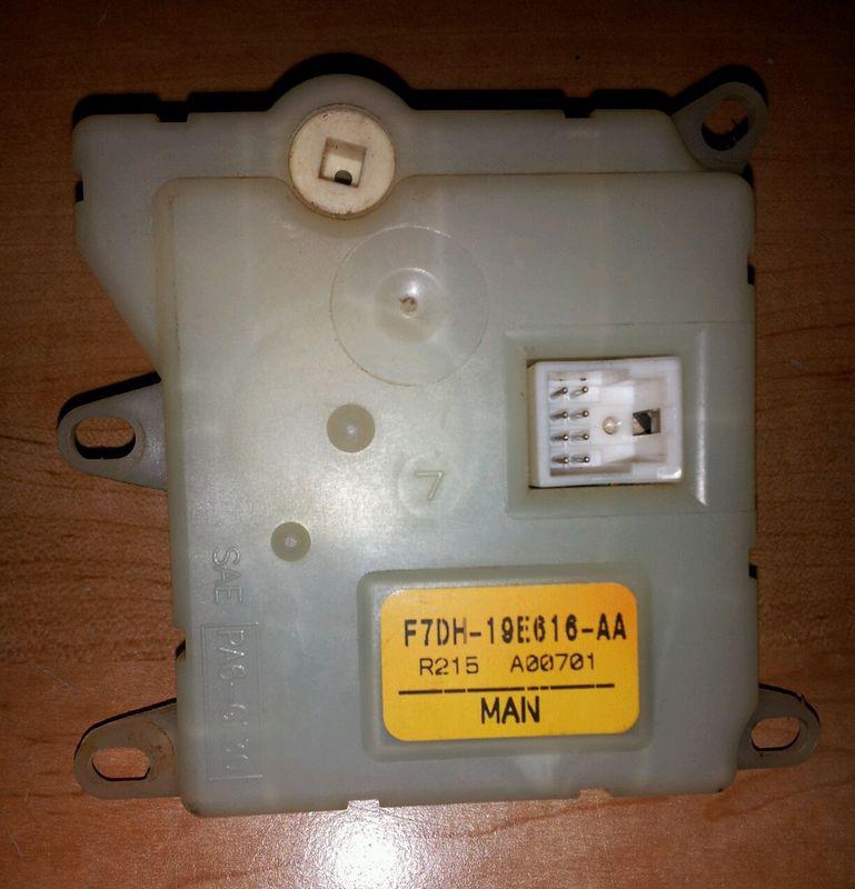 Sell 2000 Ford Taurus temperature control module F7DH19E616AA in