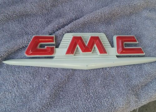 Nos 1955 - 1959 gmc truck fender emblem / trim molding - original gm 2362154