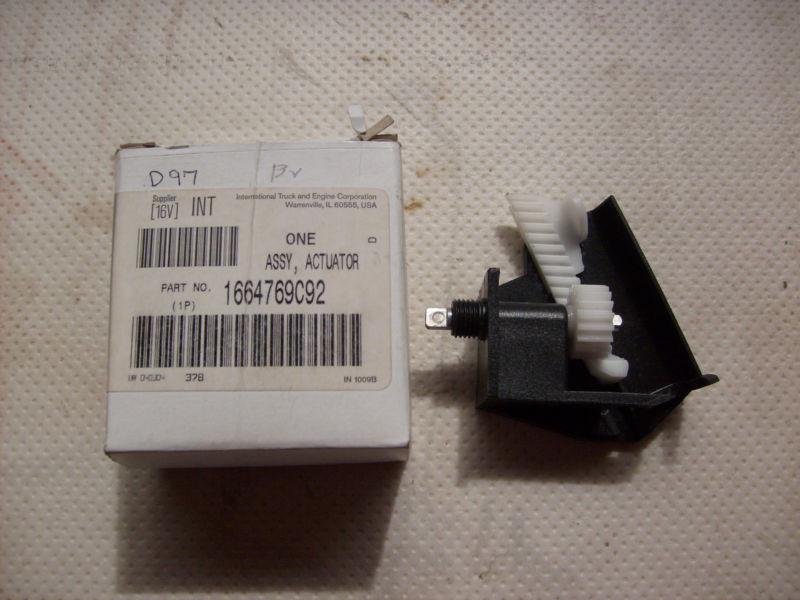 Heat control actuator assembly for a 1992 international model 8100