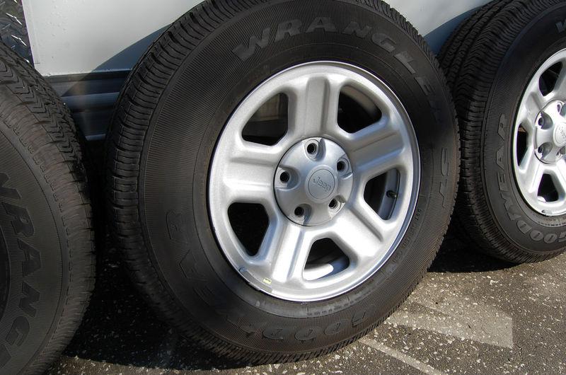 Brand new jeep tire and wheel combo/goodyear wrangler st 225/75 16 104s/factory!