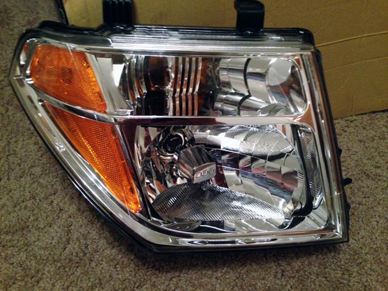 2005 06 07 2008 nissan frontier / pathfinder right headlight. oem, almost new.