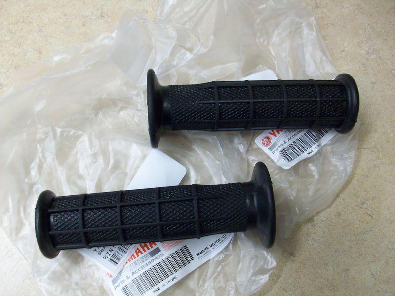 2 NEW NOS GENUINE OEM GRIPS YAMAHA TRI Z 250 YTZ250 1985 1986 YTZ 250 TRI-Z250, US $24.90, image 2