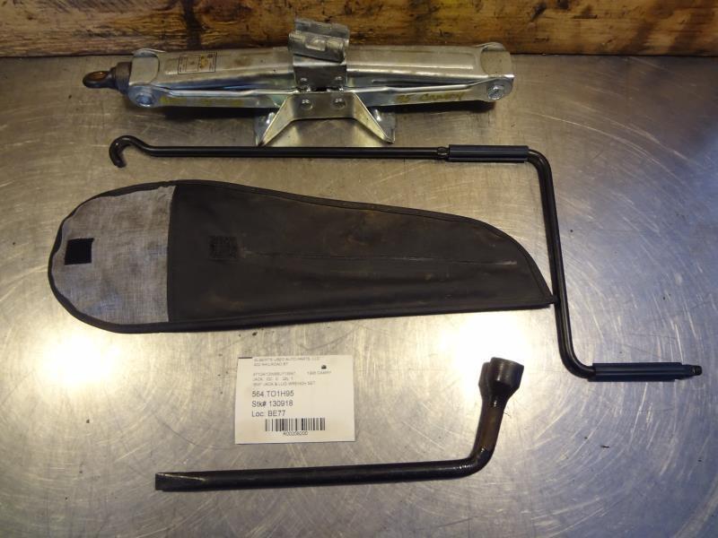 95 camry station wagon  jack & lug wrench set 208200