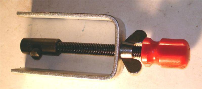 Steering wheel steering column lock puller 