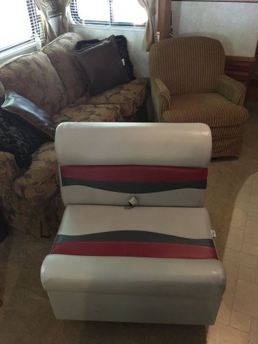 Pontoon boat lounge seat
