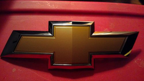 2015-2016 tahoe/suburban front grille emblem 22814066 oem gm
