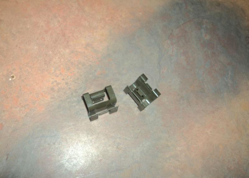 2001 - 2003 toyota rav4 door weather seal hardware clips>>metal (2)