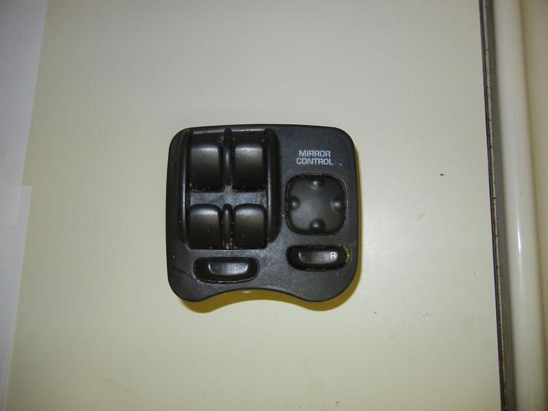 00-02 saturn s-series 4dr. master window switch