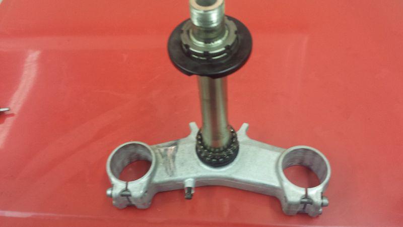 2005 kawasaki zx6r triple tree lower steering stem bridge clamp oem