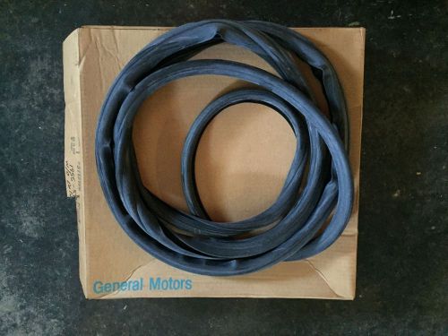 Nos 1955-1959 chevy truck  windshield gasket rubber w/o deluxe equip 2nd series